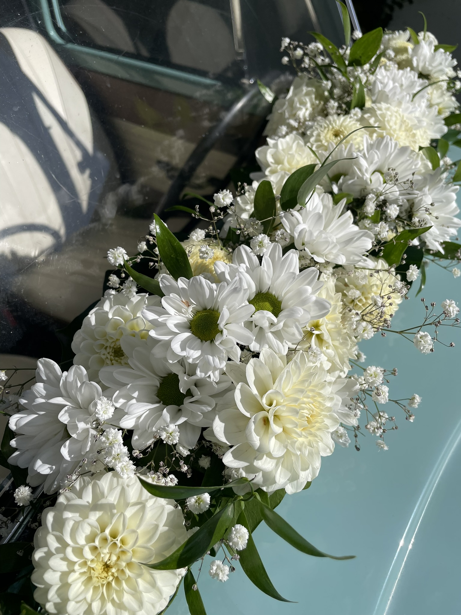Blumenschmuck auf der Motorhaube — weißer Blumenschmuck für das Hochzeitsauto