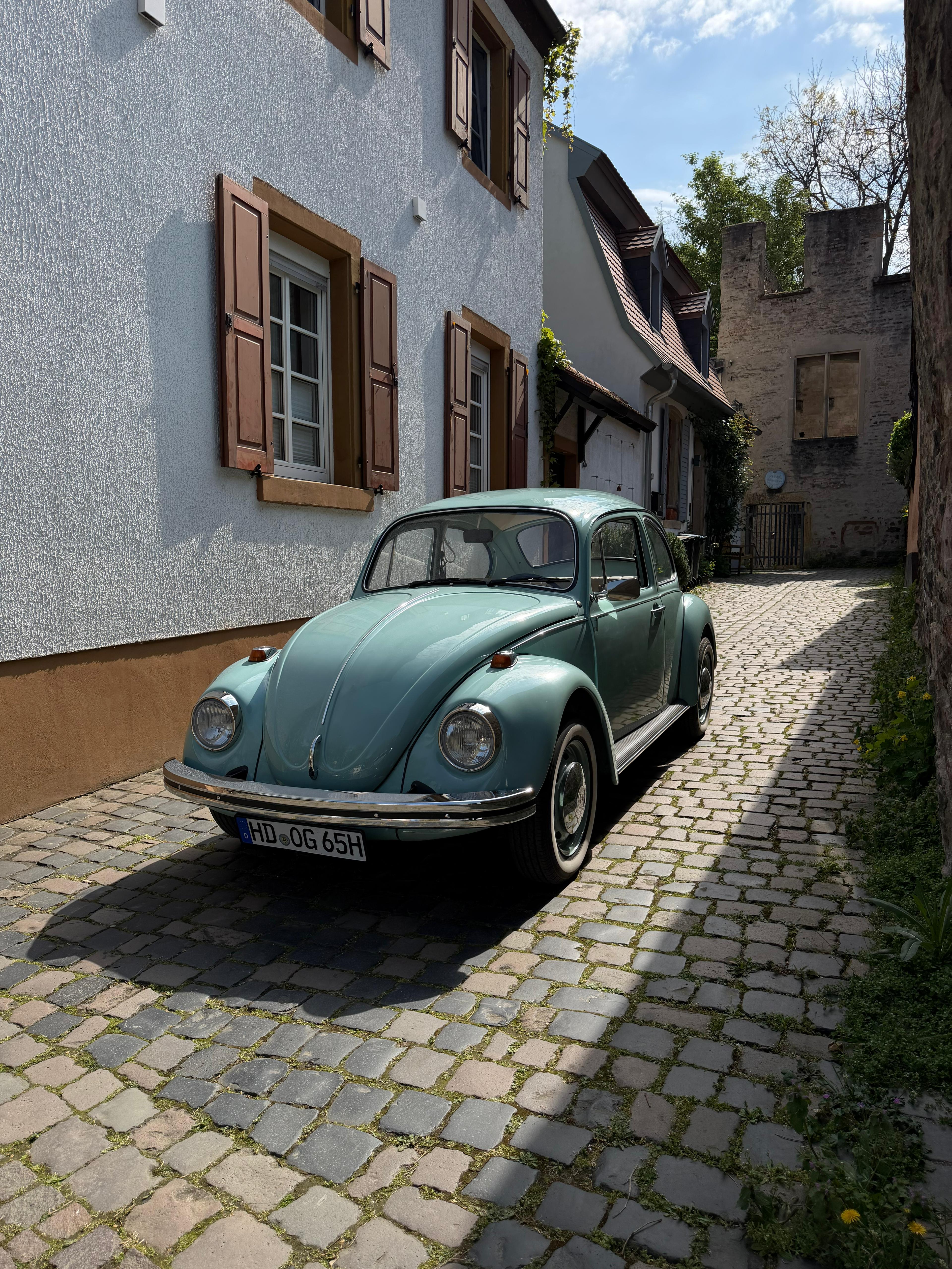 Hildegard in historischer Gasse